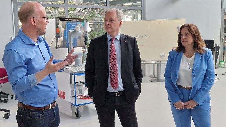 Magnus Holm, lektor i automatiseringsteknik, tar emot landshövdingen Sten Tolgfors och Högskolans rektor Muriel Beser Hugosson på ASSAR Industrial Innovation Arena.