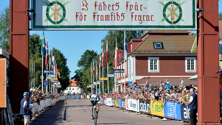 Alexander Wetterhall defilerar hem segern i Cykelvasan 2015