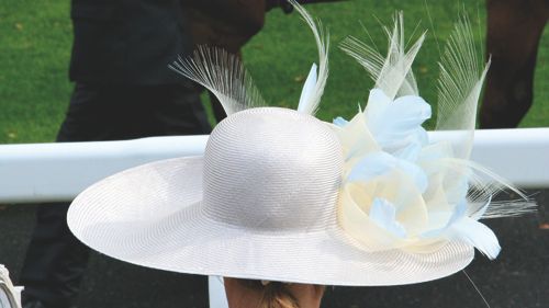 Täby Galopp firar storlopp med hatt och skotävling