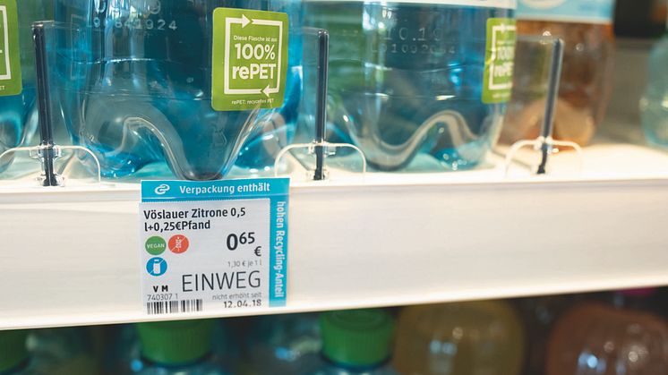 Im Rahmen der Informationskampagne werden Verpackungen am Regal hervorgehoben, die einen hohen Recycling-Anteil aufweisen.