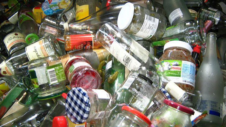 Glasförpackningar på väg till återvinning. Från 2027 ska kommuninvånare kunna källsortera sina pappers-, plast-, glas och metallförpackningar hemma.