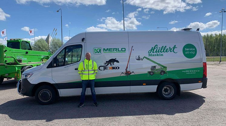 Micke Friberg framför sin servicebil.