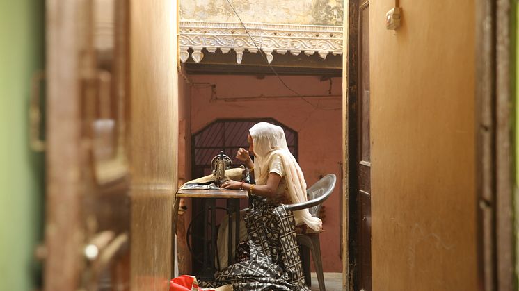 En egenföretagare och låntagare via mikrofinansiering arbetar i ett centrum i Uttar Pradesh, en stat i Indien.