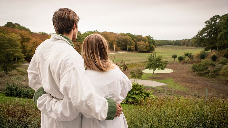 Undersökning visar att många svenskar reser för att förbättra relationen