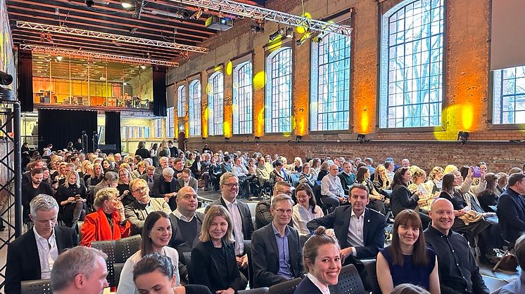 Publikumsbilde_alle smilende i front er Sporveien_Ruter_Designit