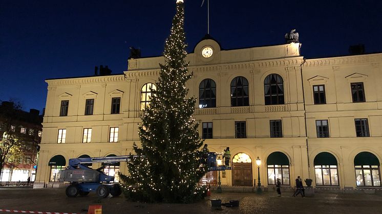 På fredag tänds årets gran på Stora torget. Bilden föreställer julgransuppsättningen 2020.