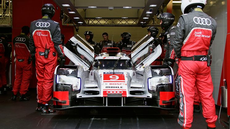 Audi R18 e-tron quattro #9 (Audi Sport Team Joest), Filipe Albuquerque, Marco Bonanomi, René Rast (pit)