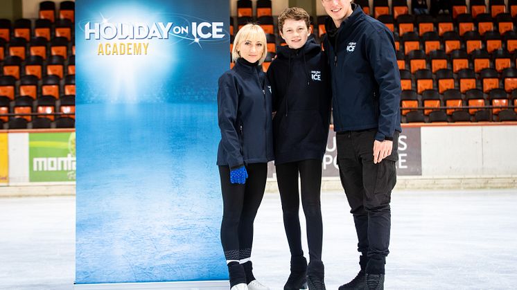Nürnberger Nachwuchstalent Didrik Rosenqvist trainiert bei HOLIDAY ON ICE ACADEMY mit Idolen Aljona Savchenko und Bruno Massot  