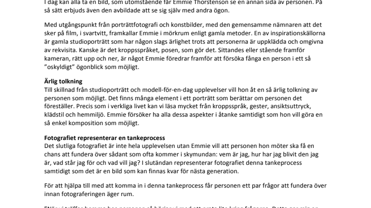 Konstfoton av mogna kvinnor i en tankeprocess