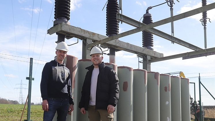 Bauleiter Bernd Igelbüscher (links) und Auszubildender Oliver Wiehr begleiten die Arbeiten an der Kabelübergangsanlage in Erlangen. Rund 350.000 Euro kostet die Instandhaltung des Hochspannungsnetzes neben der Autobahn.