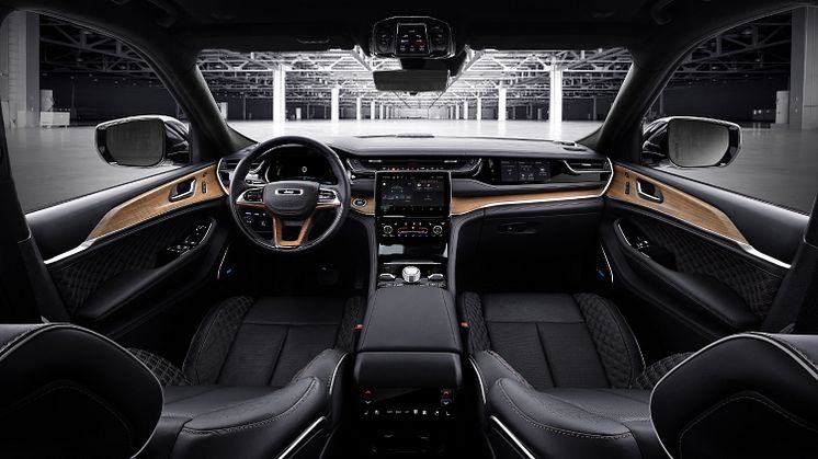 All-new 2022 Jeep� Grand Cherokee Summit Reserve interior