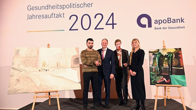 V.l.n.r.: Die ausgezeichneten Kunststudierenden Eyad Sbeigh und Alicia Echandía neben ihren Werken, sowie Matthias Schellenberg, Vorstandsvorsitzender der apoBank, und Prof. Dr. Robert Fleck von der Kunstakademie Düsseldorf