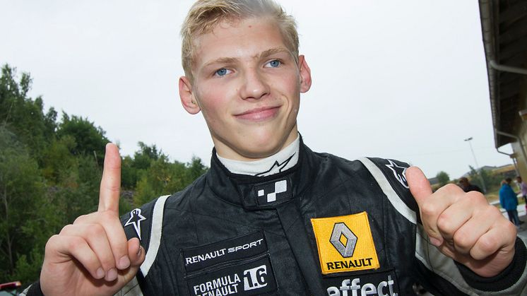 Martin Rump ryckte i toppen på Formel Renault 1,6