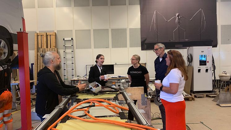 Klimat- och miljöminister Romina Pourmokhtari samtalar med Elonroads grundare Dan Zethraeus och medarbetare i fabriken i Lund.