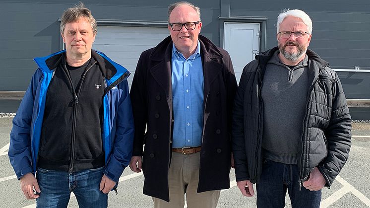 NYA I KEDJAN. Woodys vd Peter Sjödahl (i mitten) tillsammans med  nya delägarna Lars Jönsson  (till vänster) samt Lennart Holmin.