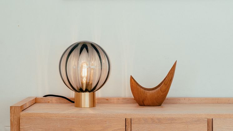 Nyhet - krystallkule bordlampe med messing sokkel