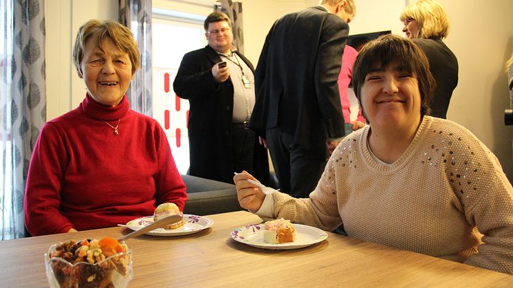 Beboerne Karen og Isabelle feiret ny bolig med marsipankake