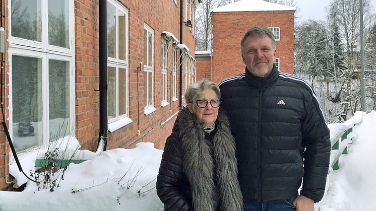 Birgitta Persson, ägare och kursledare på TextilDesignSkolan och Per Norling utanför Yllefabriken i Järbo.