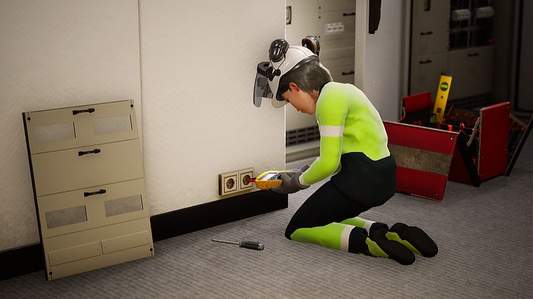 Person-arbeider-spenningstester-TRA-02478.JPG