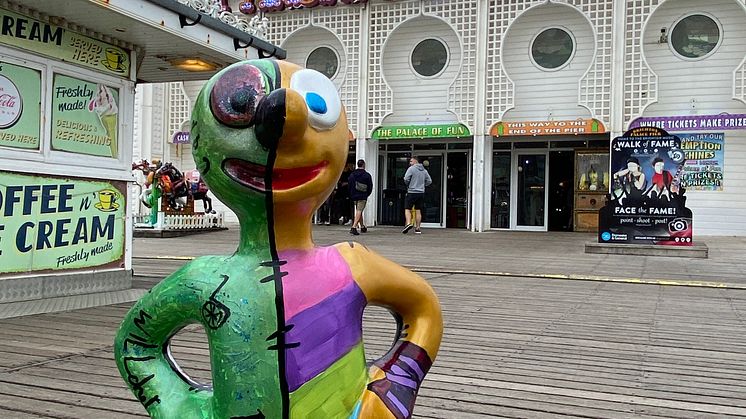 Icon meets icon - Morph outside Brighton's Palace Pier
