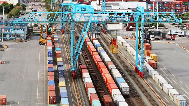 APM Terminals i Göteborg ansluter till mer än 300 inlandsdestinationer i Sverige via järnväg. Till 2022 planerar de att dubbla antalet containrar som transporteras med järnväg.