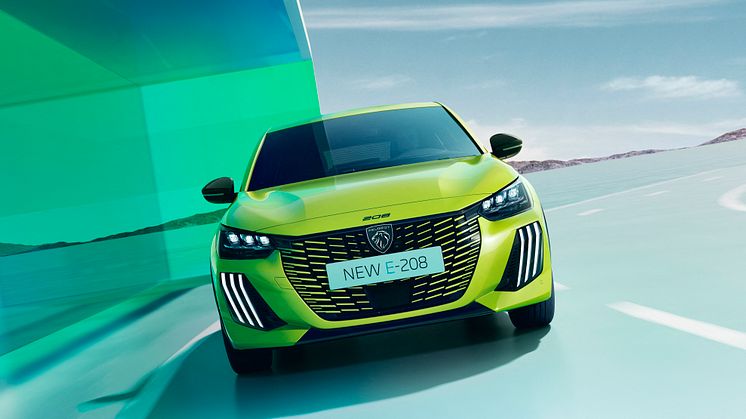 208 var den bedst sælgende bil i Europa i 2022 og er blevet en ikonisk model i PEUGEOTs modelprogram. Nu har 208 fået en make-over med et skarpere design med en ny lyssignatur og en ny elektrisk drivlinje med en rækkevidde på 400 km.