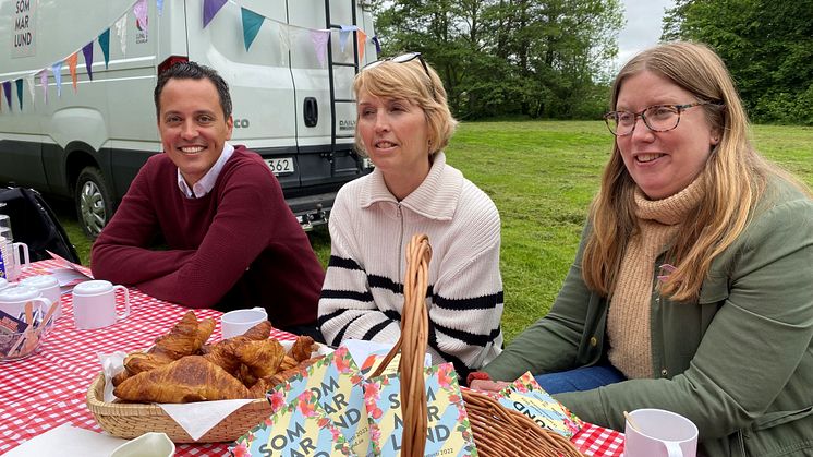 Sommarlund se till att det finns aktiviteter på hemmaplan hela sommaren. Programmet släpptes på fredagen. Från vänster kommunstyrelsens ordförande Philip Sandberg, Lotta Brusk och Åsa Jensen, projektledare för Sommarlund..