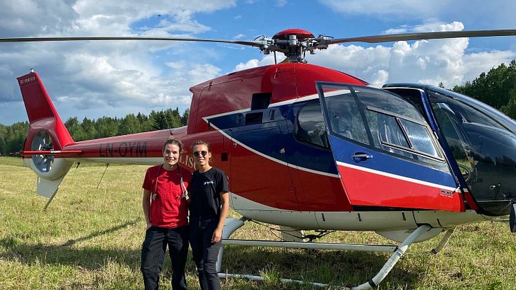 Veterinären Veronica Strömberg (till vänster) tillsammans med helikopterpiloten. Foto: Arne Eriksson