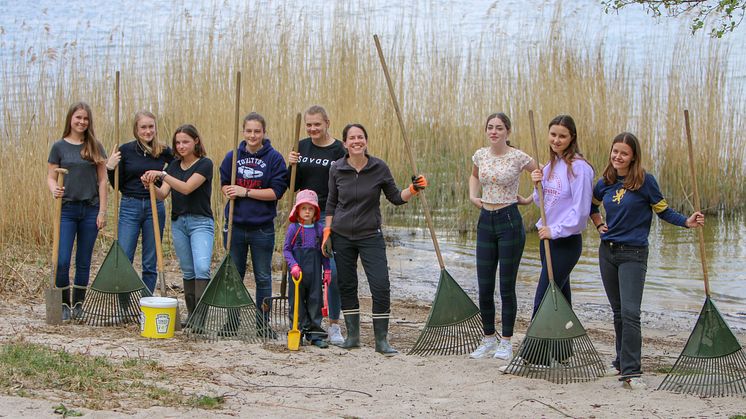 Schülerinnen aus Louisenlund reinigten den kleinen Strandabschnitt in Louisenlund. (Foto: Stiftung Louisenlund)