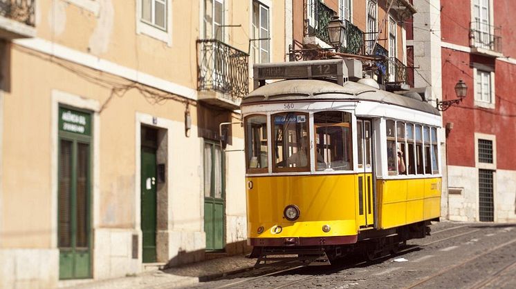 Portugal_Lisabon_Yellow-tram-from-the-right