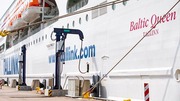 Baltic Queen bezieht Landstrom im Altstadthafen von Tallinn (Bild: Raul Mee)