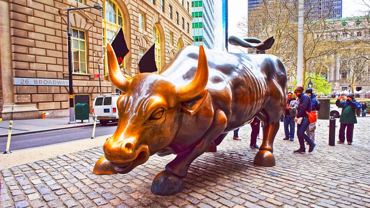 Den kraftige oksen (på engelsk: The Charging Bull) ble plassert på Wall Street i 1989 og var ment å være symbolet på optimisme. Statuen ble laget av Arturo Di Modeca som mente byen trengte ny motivasjon etter det tunge børskrakket i 1987.
