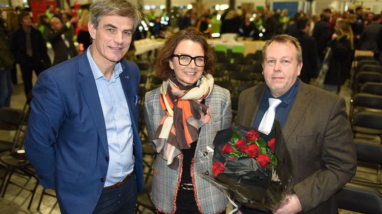 Konsernsjef Tone Wille i Posten Norge omkranses av Sandefjords ordfører Bjørn Ole Gleditsch (til venstre) og distriktssjef Gunnar Røen i Posten Norge. Foto: Birger Morken, Posten Norge