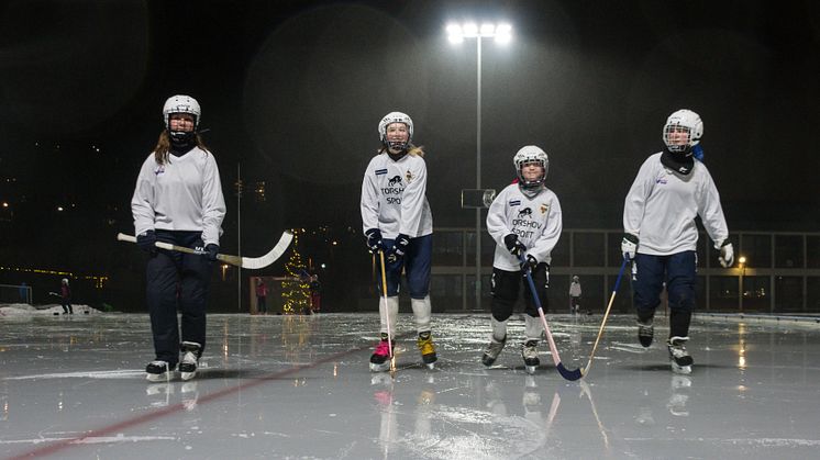 I 2020 fikk Drammens Ballklubb støtte til utbygging av klubbhuset. På bildet trener DBK Bandy Jenter. (Foto: Siw Myhre)