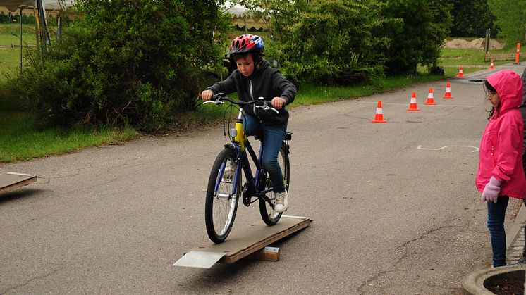 Cykling är hett! Även under elevmiljödagen den 25 april är tvåhjulingen i fokus. Vid olika stationer får eleverna bland annat göra balansövningar och tipsrunda, pimpa cyklar och lära sig trafikskyltar.