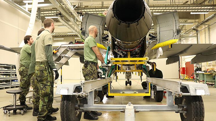 Flygtekniker från Tjeckiens flygvapen är på utbildning vid Čáslav Air Force Base.