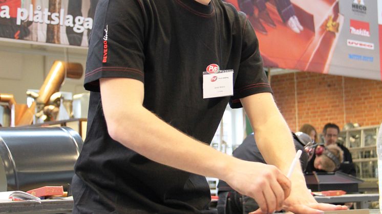 Jonas Westin under arbete i finalen, "SM för unga plåtslagare 2013".