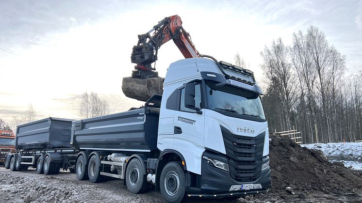 Keski-Suomen Tierakenne Oy on todennut Ivecon kokonaispaketin kustannustehokkaimmaksi ratkaisuksi maansiirtoajoon. Kuvassa uusi Iveco X-Way 570 maansiirtoyhdistelmä Komen päällerakenteilla, perävaunulla ja automaattikasettijärjestelmällä.