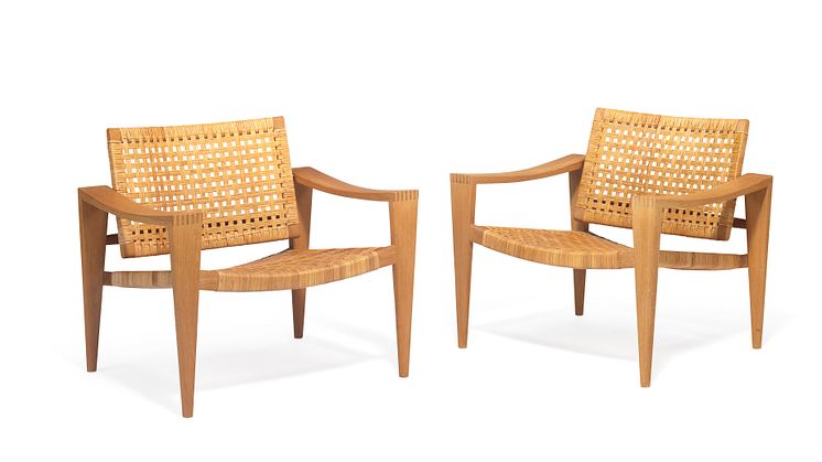 En sjælden variant af Hans J. Wegners ”Savbukkestol” blev samlet solgt i to eksemplarer for 500.000 kr. på Bruun Rasmussens auktion for moderne design.