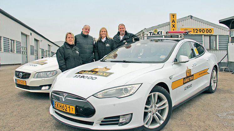 Ingela Jansson, Kennet Martinsson, Kaisa Andren och Peter Jansson på Gävle Taxi satsar lokalt och på miljövänligt drivmedel.
