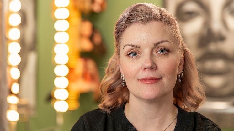 Maria, make up-artist och hårstylist: ”Jag vill att mina hörapparater ska synas”