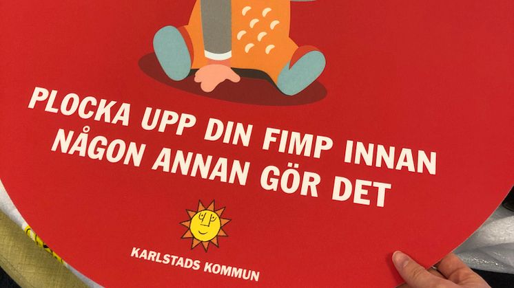 Ett av klistermärkena som ska sättas på brunnslock