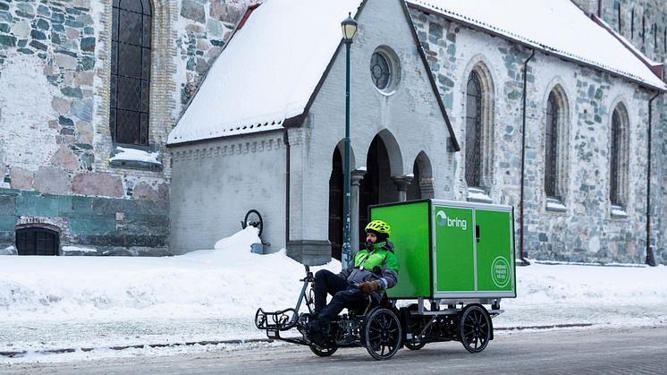 Kristian Lian leverer pakker til kunder i Trondheim sentrum med sin elektriske varesykkel. Foto: Håvard Jørstad