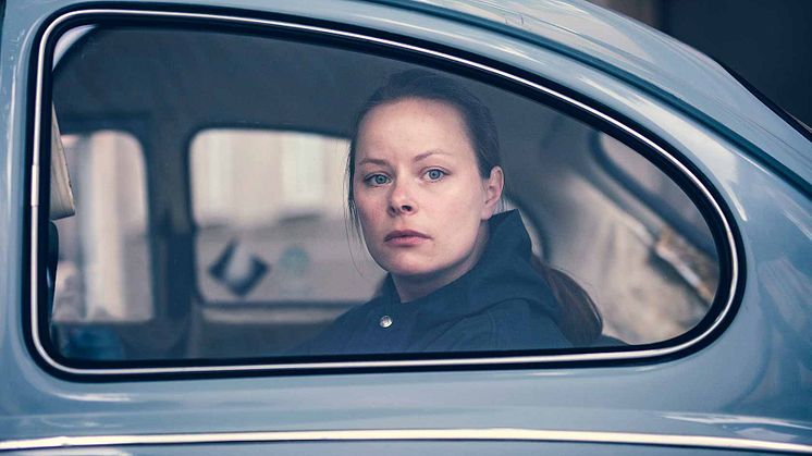 Kaia Varjord speler Mari, 29 år, som foreldra berre kallar "Vår vesle". Ho lever bokstaveleg talt i ei boble. Foto: Bård Gundersen.
