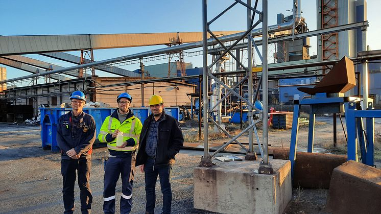 Projekt FReSME har börjat att producera metanol från masugnsgas som Swerim tar från SSAB via gasledningen som syns på bilden och grön vätgas från elektrolys av vatten. Från vänster Thomas Olsson, Swerim, Ola Sommerset Risdal, CRI & Eric van Dijk, NTO