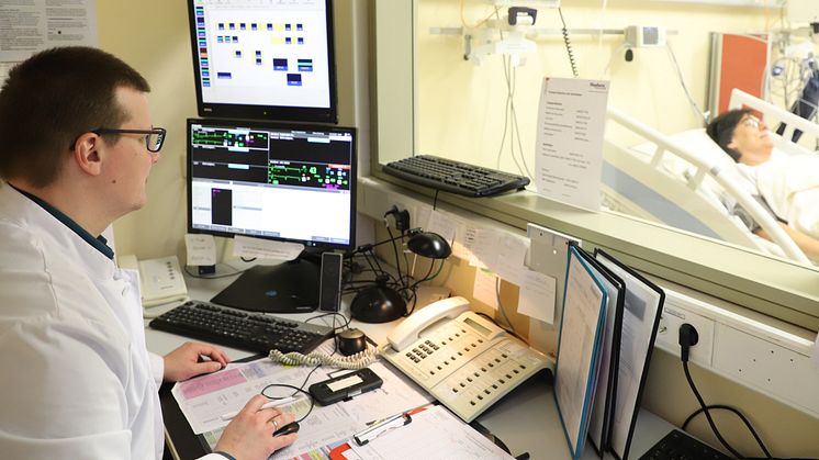 Dr. Fuest im Kontrollraum der Schlaganfall-Station der Hephata-Klinik. 