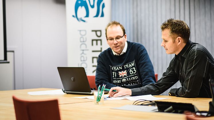 Anders Tålsgård, projektledare Pemco Energi och Robert Stade, fabrikschef Peterson Packaging AB i Norrköping. Fotograf: Crelle