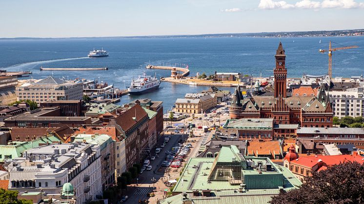 Helsingborgs stadshus och vy över sundet mot Danmark