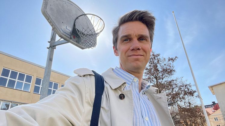 Rasmus Jonlund, ordförande i Kungsholmens stadsdelsnämnd, berättar om initiativet. Foto: Liberalerna Stockholm