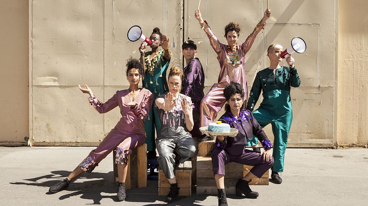 Pressbild 2 på ensemblen. Från vänster, bakre raden: Kudzai Chimbaira, Olof Dreijer, Rani Nair och Karin Dreijer. Från vänster, främre raden: Ellen Nyman, Maya Hald, Bahareh Razekh Ahmadi. © fotograf Frank Aschberg.